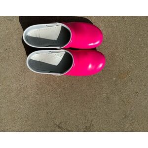 Neon pink dansko